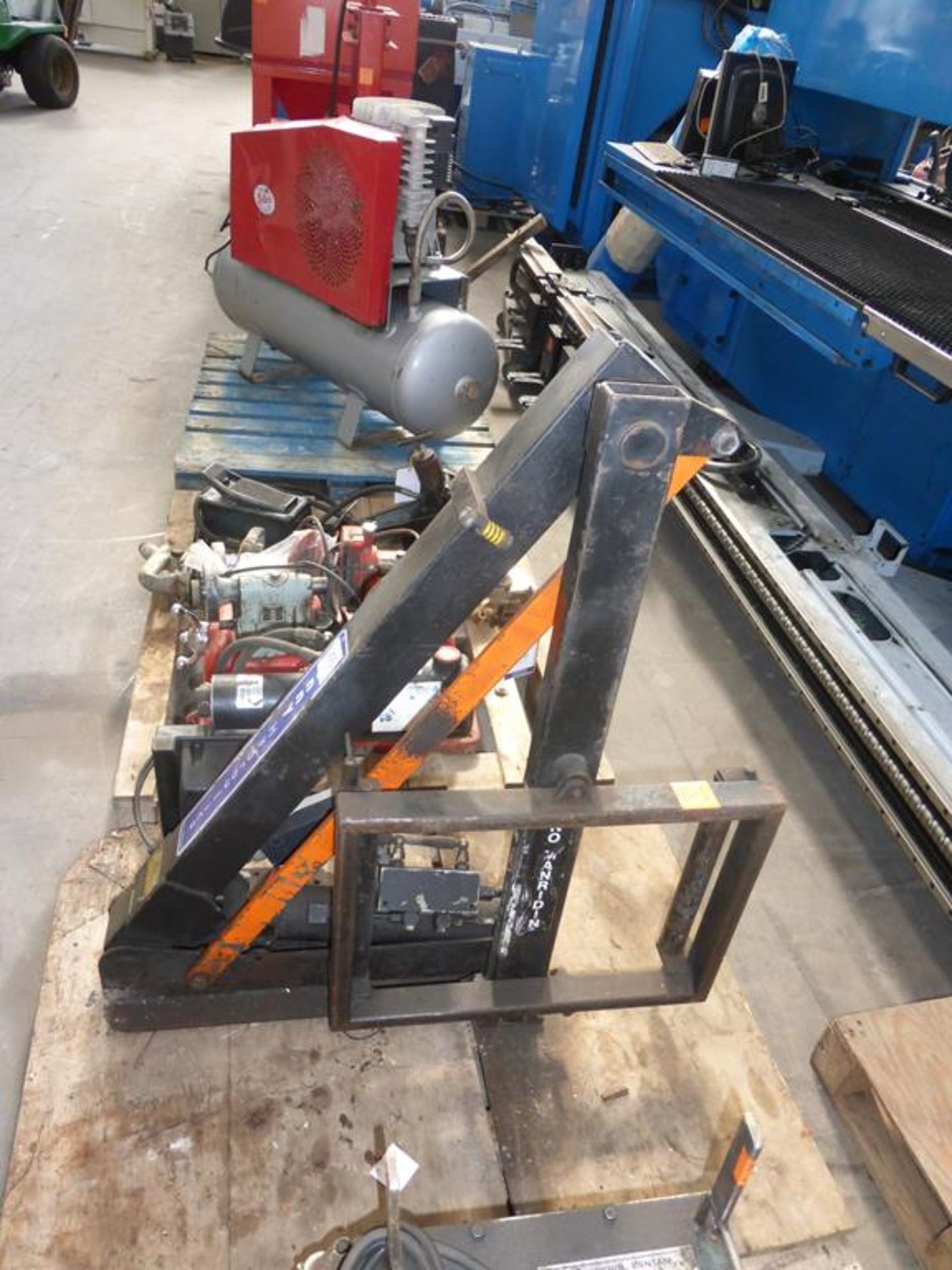 * A Penny Hydraulic Vehicle Tyre Loading Lift - Image 3 of 3