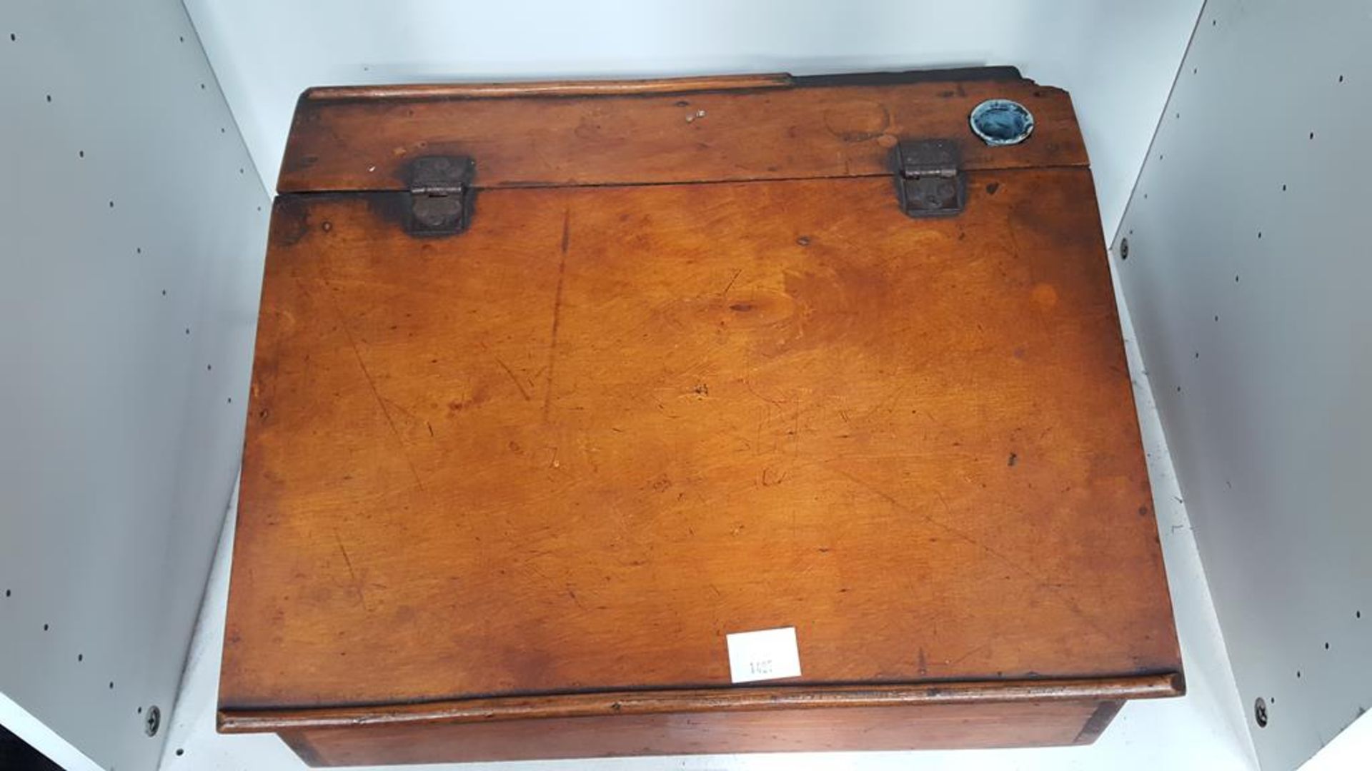A Wooden Desk with contents to include: Ladies Travelling Vanity Case, Airfix & Spitfire, Ladies - Bild 2 aus 2