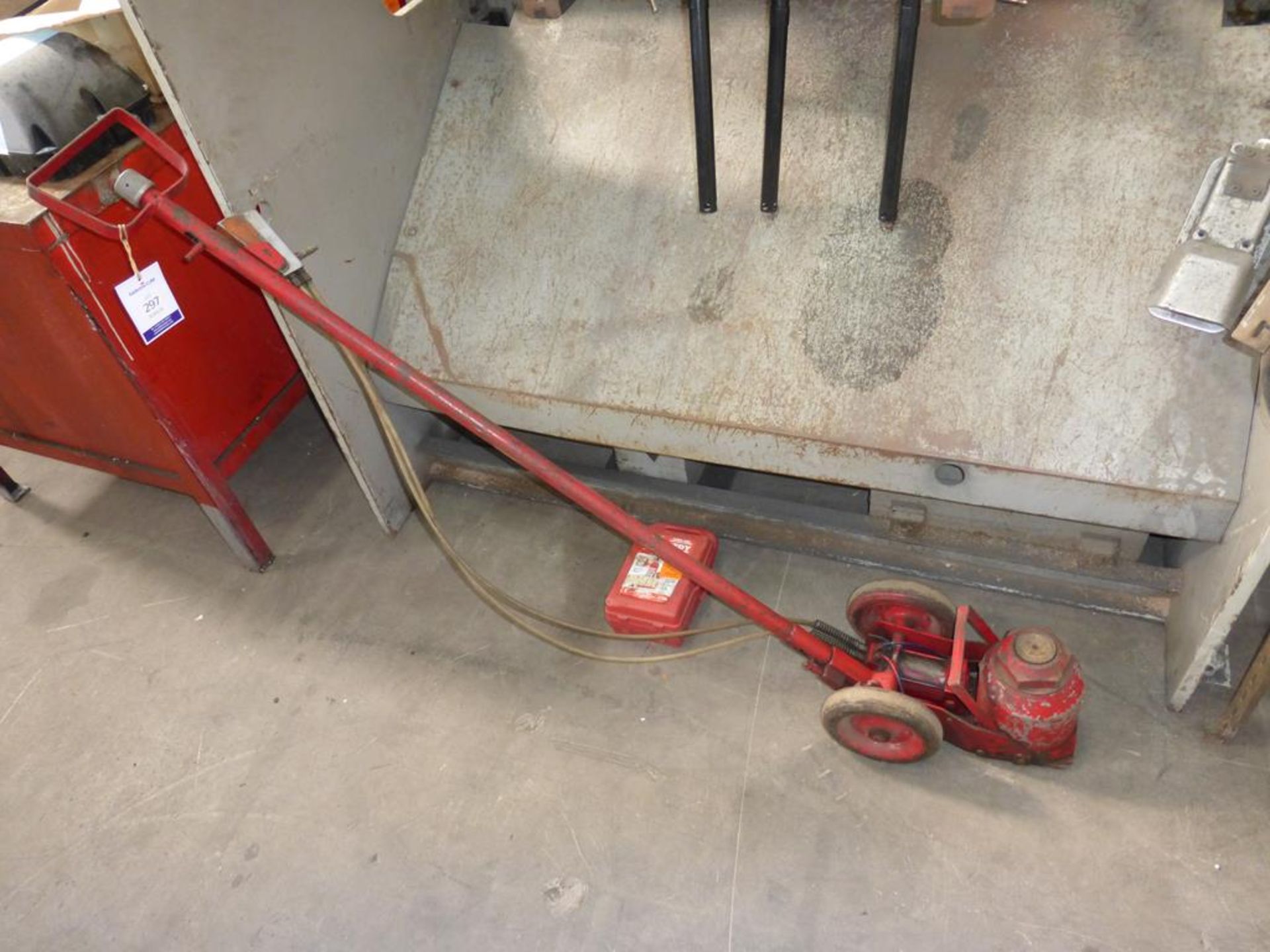 * A 20 tonne Air Operated Mobile Bottle Jack plus 2 ton Bottle Jack - Image 2 of 4