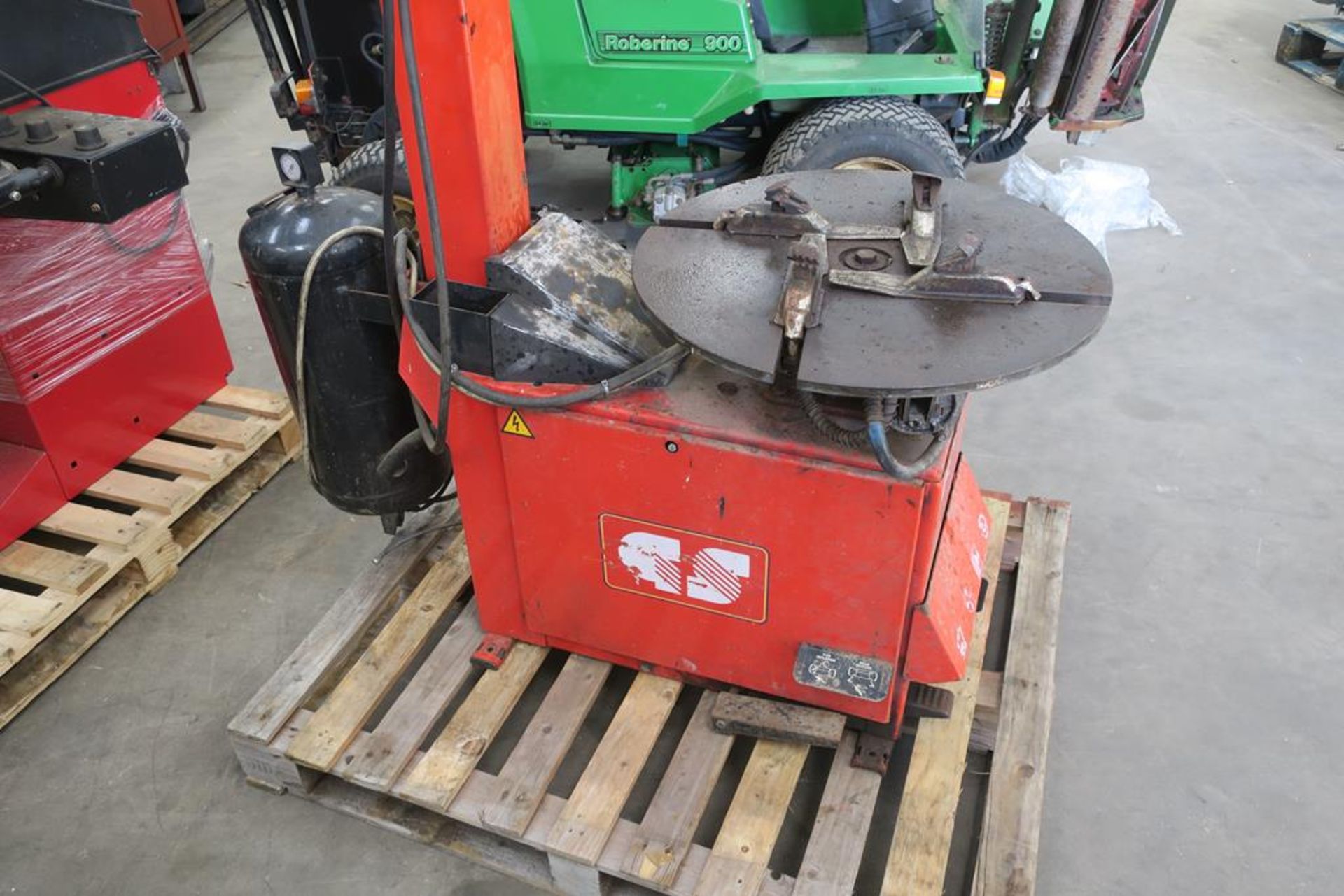 * A GS Tyre Changer (spares or repairs). Please note there is a £10 plus VAT Lift Out Fee on this - Image 4 of 6