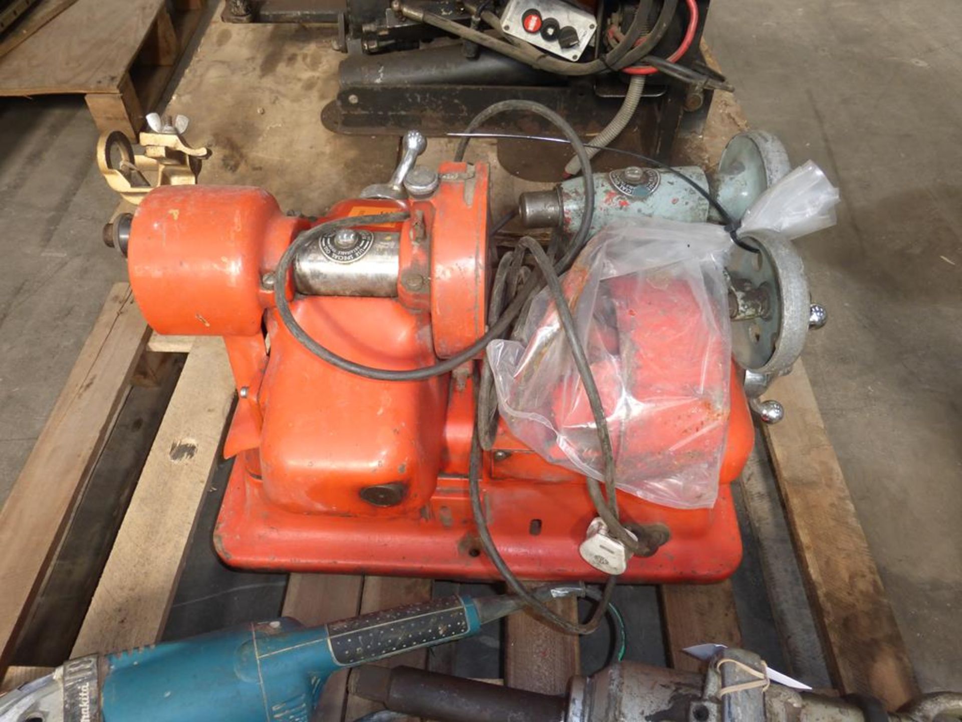 * A Black and Decker Valve Grinder. Please note there is a £5 plus VAT Lift Out Fee on this lot. - Image 4 of 4