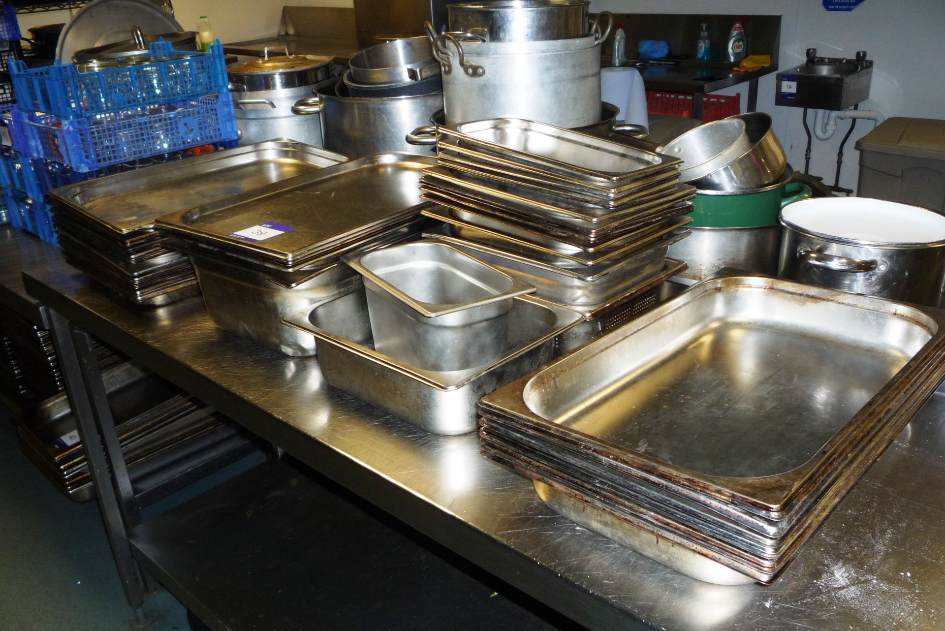 Large quantity of gastronorm trays to table top –