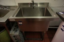 * Vouge Stainless Steel Wash off Sink (670 x 600 x 900H) This lot is located in the Kitchen.