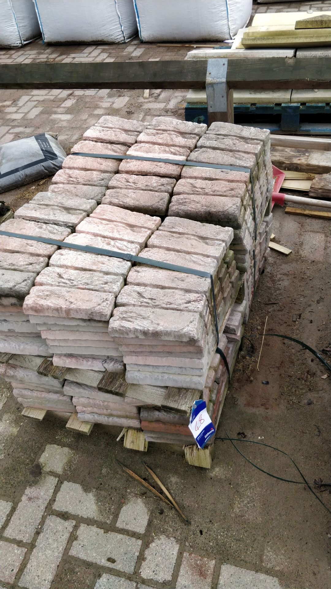 brick style edging to pallet