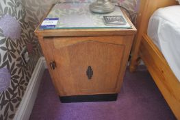 * 2 x Oak Bedside Cupboards with Glazed Tops. This lot is located in Bedroom Murray Tait