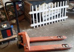 Hand hydraulic pallet truck