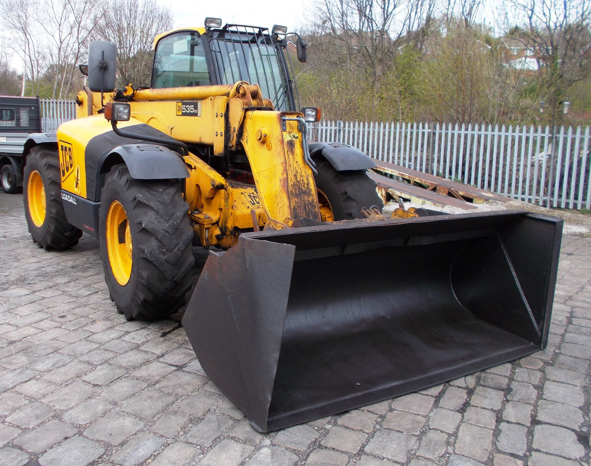 JCB 535-95 Loadall Telehandler, with loading bucke