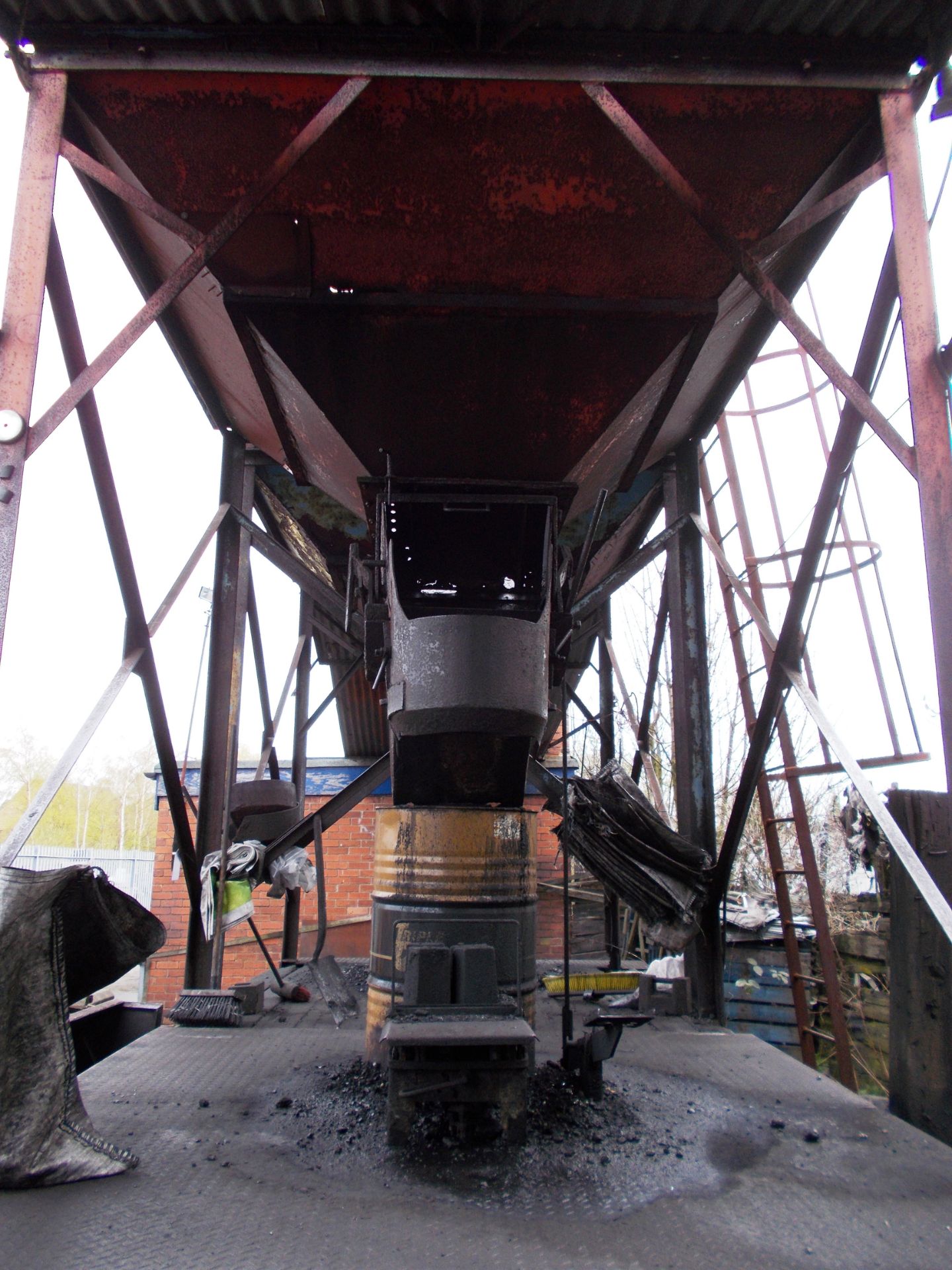 Coal hopper, with an approximate capacity of 1 tonne, equipped with weighing scales (possibly - Image 2 of 3