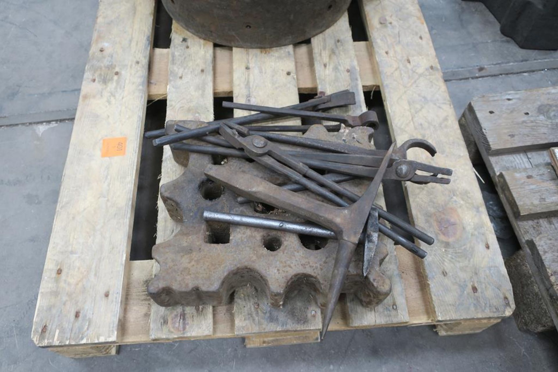 * Vintage Anvil (mounted on steam roller differential) Anvil Base, Swage Block and various - Image 4 of 5