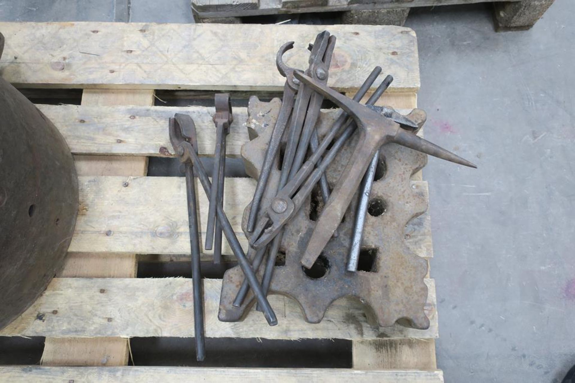 * Vintage Anvil (mounted on steam roller differential) Anvil Base, Swage Block and various - Image 5 of 5