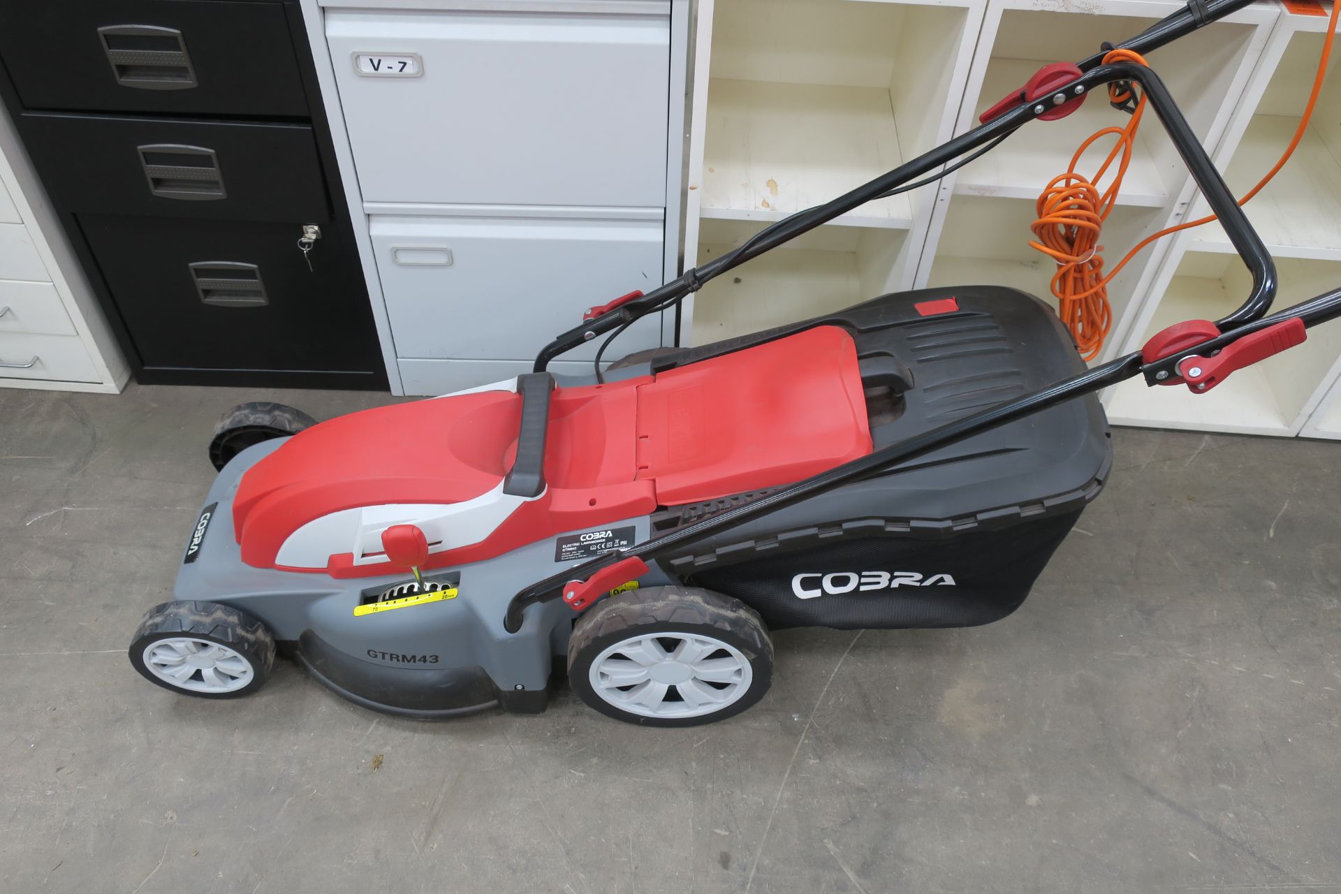 Ex Display Cobra Electric Lawnmower GTRM43 - Image 2 of 3