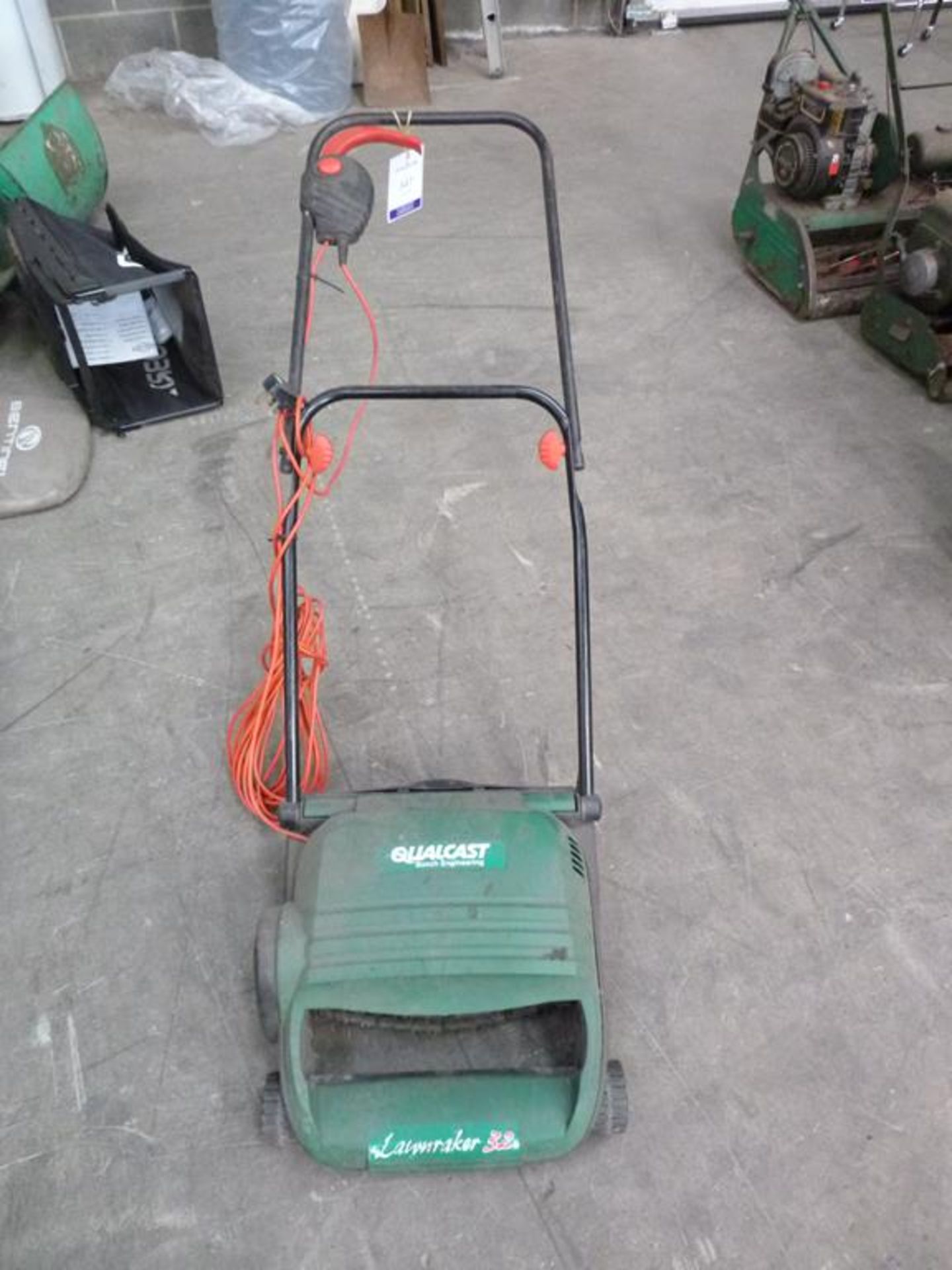 Trade In Qualcast 32 3.616.C01.S71 Electric Lawn Raker - Image 2 of 2