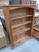 Pine Oak Bookcase with three shelves on bun feet (H 122cm, W 92cm, D 30cm) (est £30-£60)