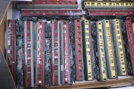 Model Railway. A box of assorted Trix 'HO' Gauge Coaches (est £30-£60)