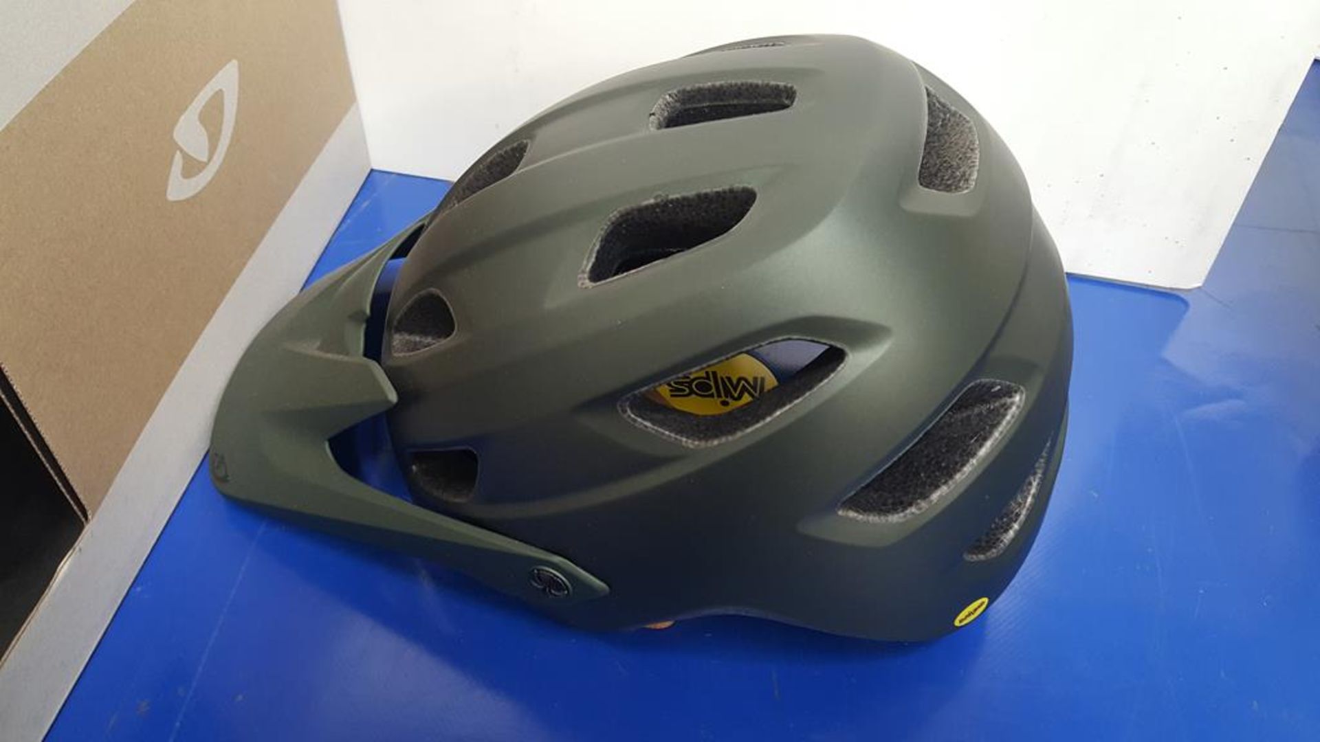 Giro Chronicle Mips Adult Large Cycling Helmet - Image 4 of 5