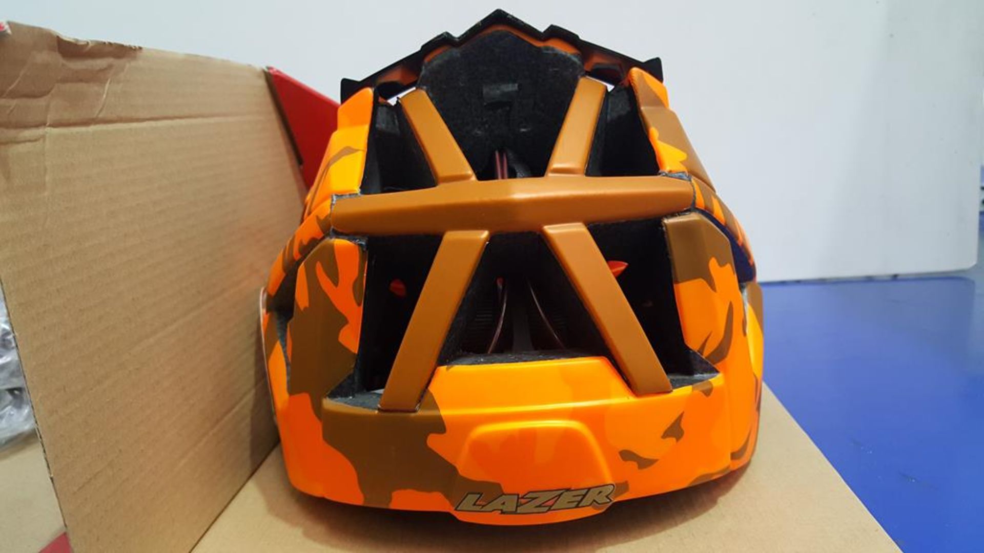 Lazer Oasiz Medium Helmet - Image 4 of 4