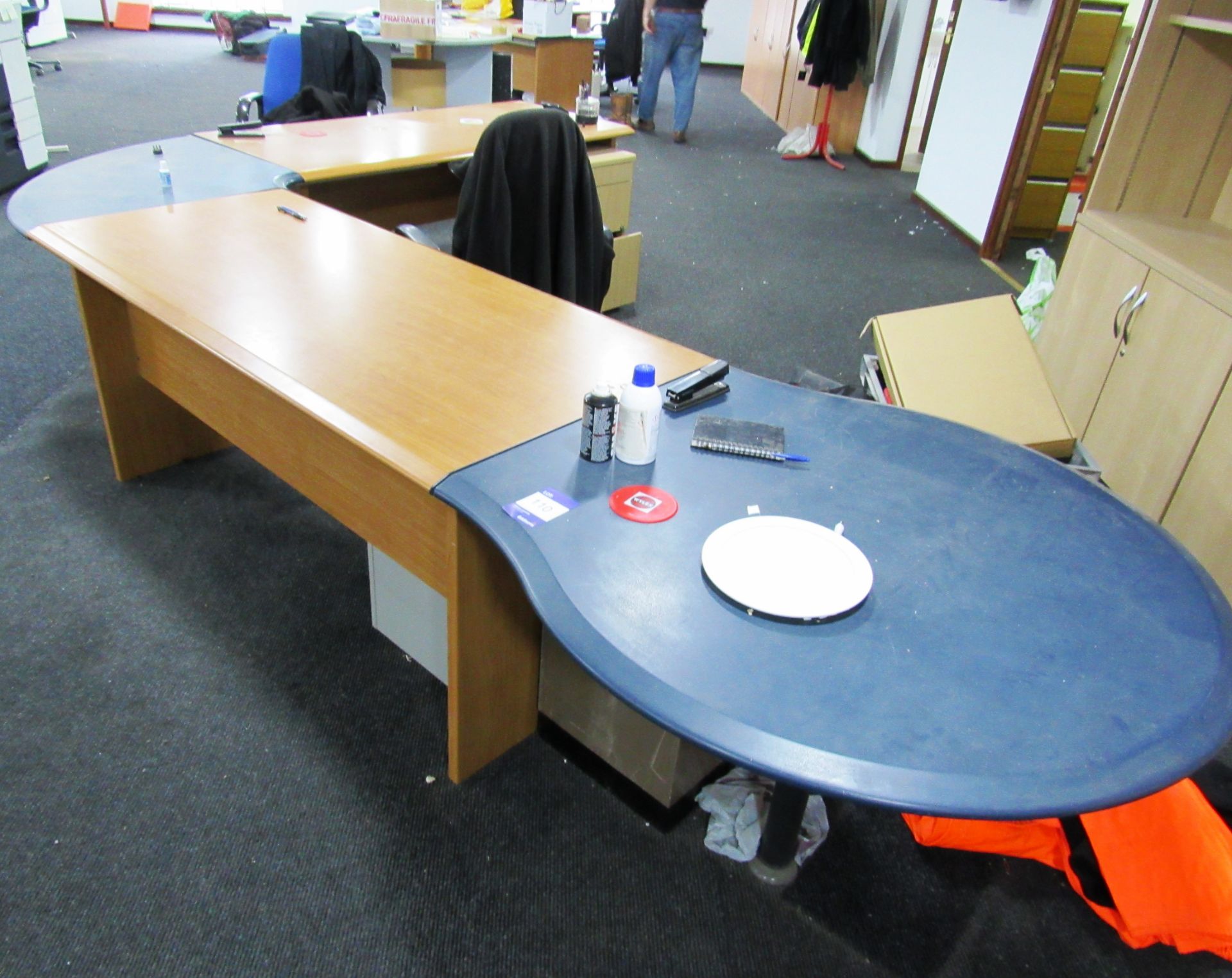 2 ’L’ Shaped Desks - Image 2 of 3