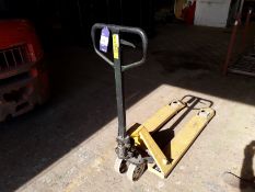 Hand hydraulic pallet truck – 2500kg