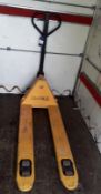 Hand held hydraulic pallet truck, 2500kg 100cm for