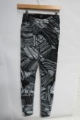 9 Lee Skyler Trousers Black and Grey Sizes - 3 Pairs 26W 31L, 3 Pairs 25W 31L, 2 Pairs 28W 31L, 1 Pa