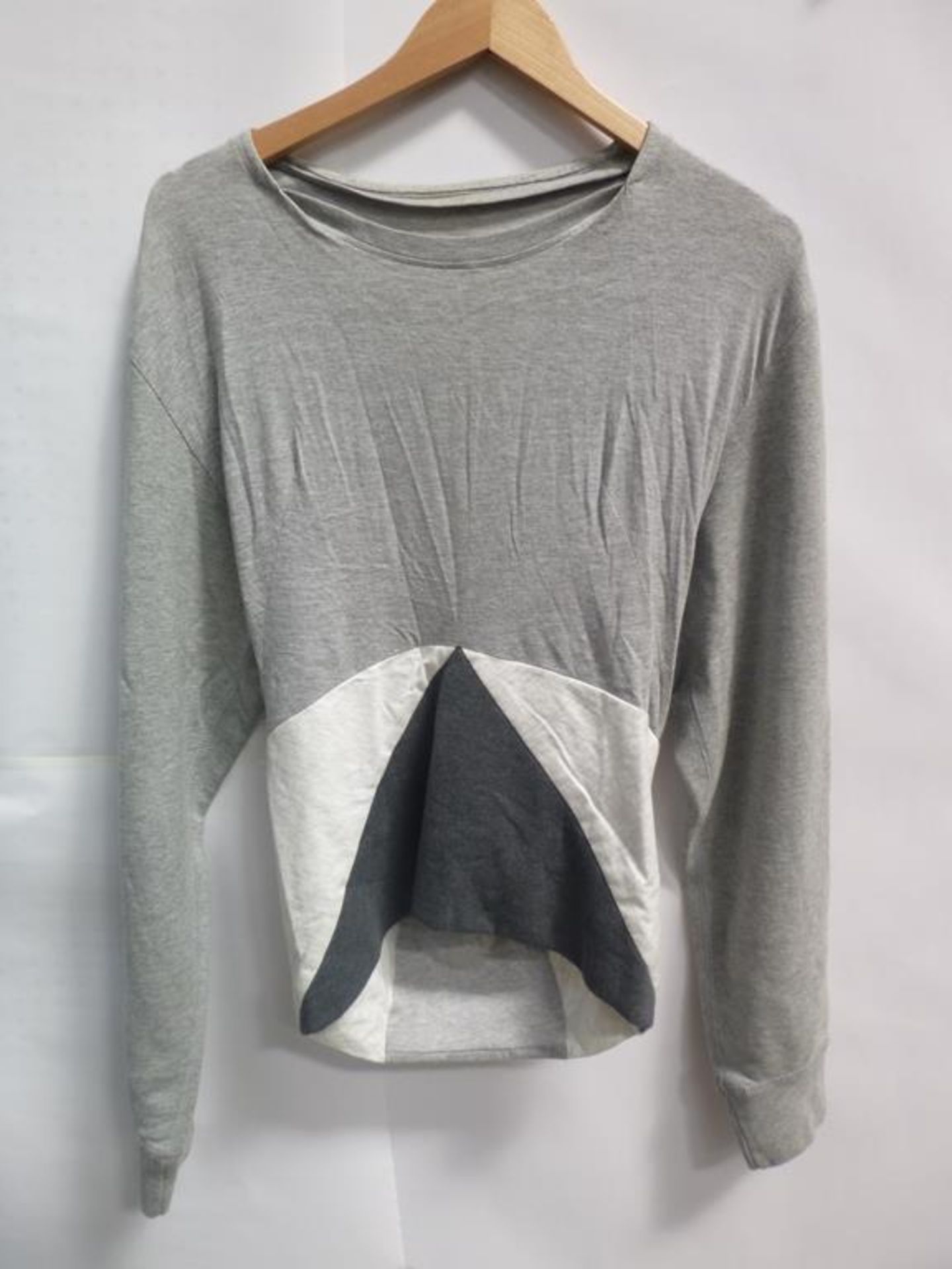 A Patti Print Sleaveless Shirt (M), a Jersey Tube Skirt Joan Grey (L), a Grey and White Sweat Shirt - Image 2 of 4