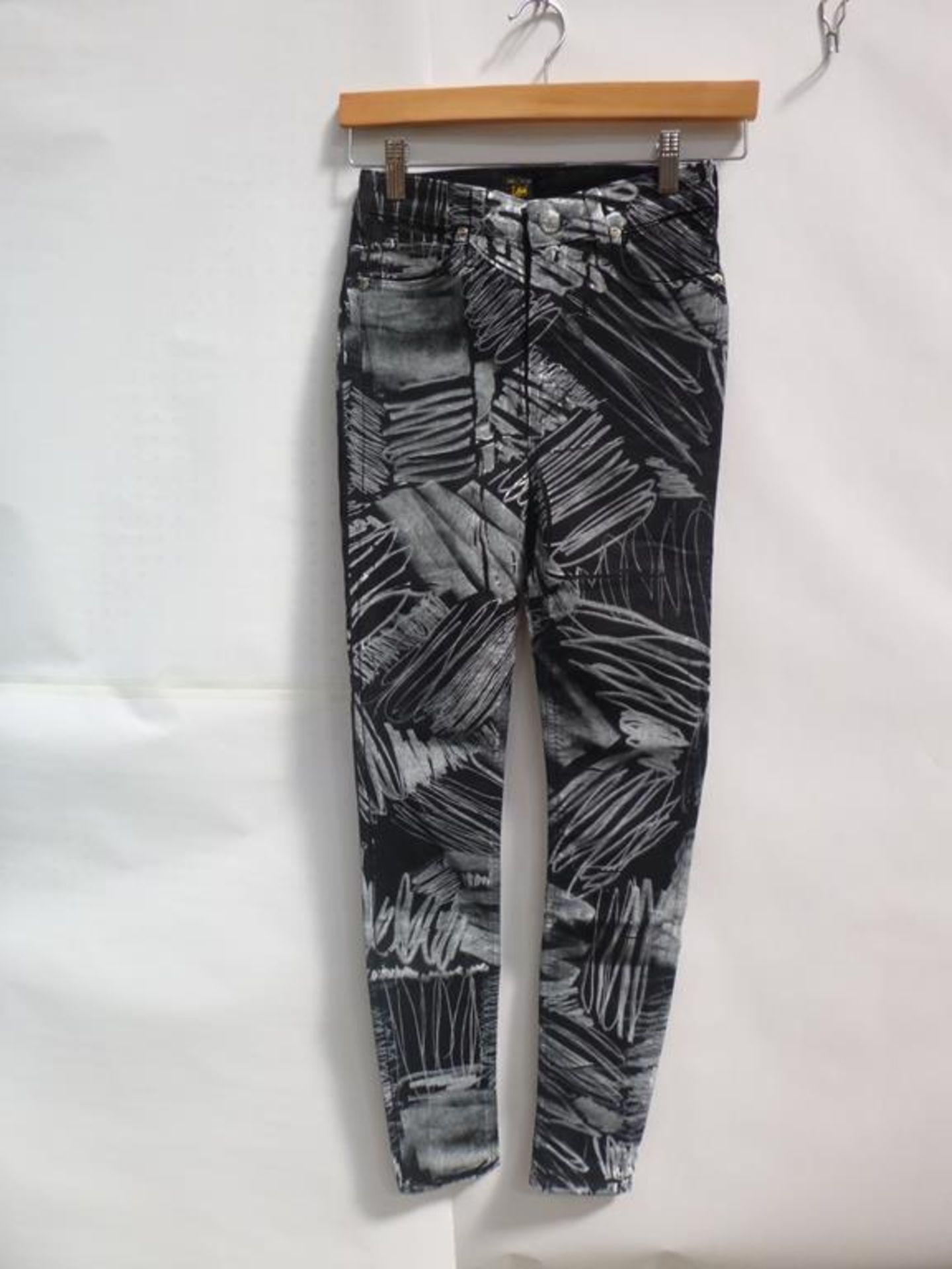 3 x Black Printed Lee Jeans (XS) (XS) (XS), Berthold Digital Print Purple Shorts (S) - Image 4 of 4