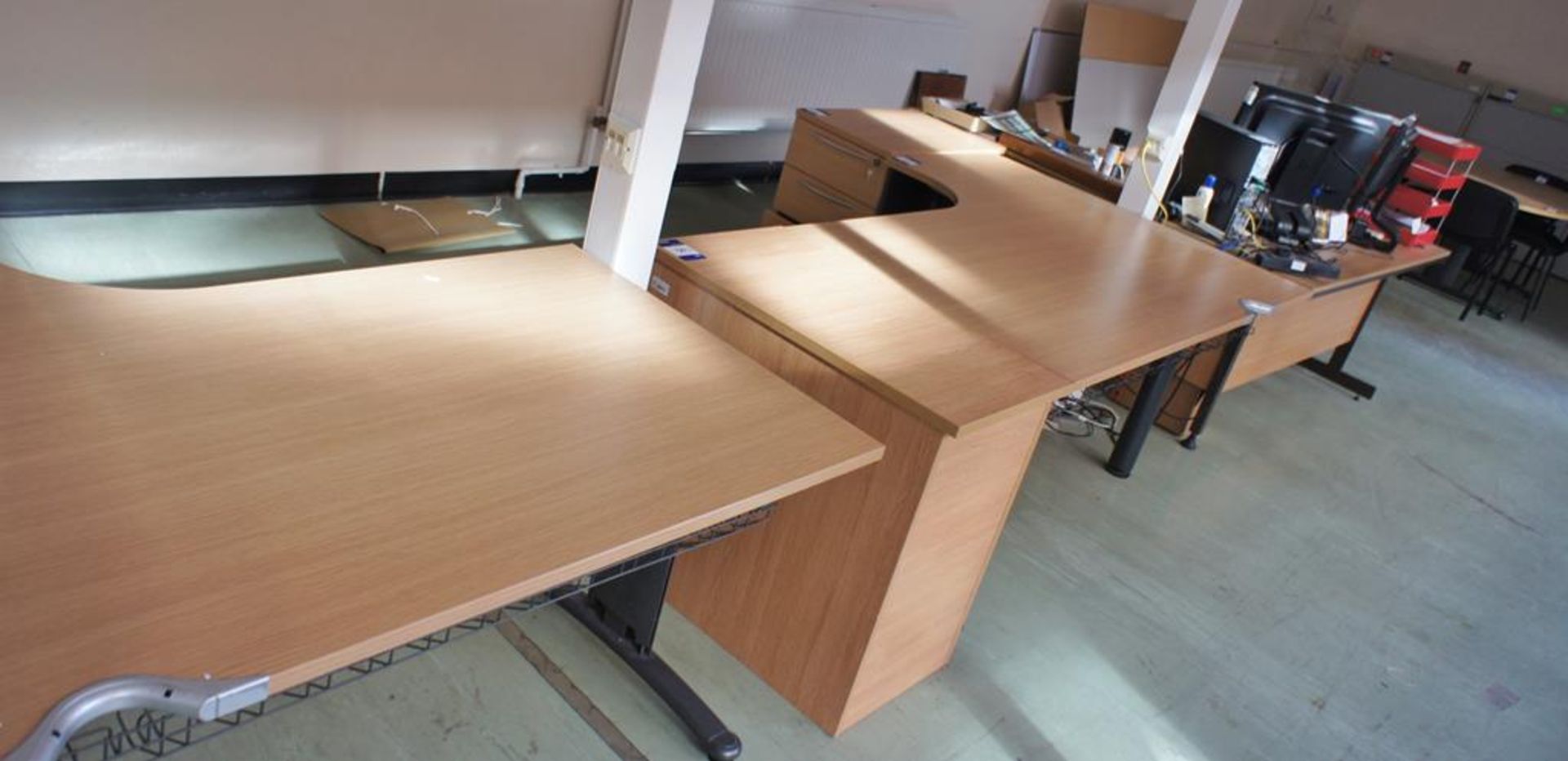 * 3 Oak Effect Radius Desks with 3 Desk High Pedestals Photographs are provided for example purposes - Bild 2 aus 8