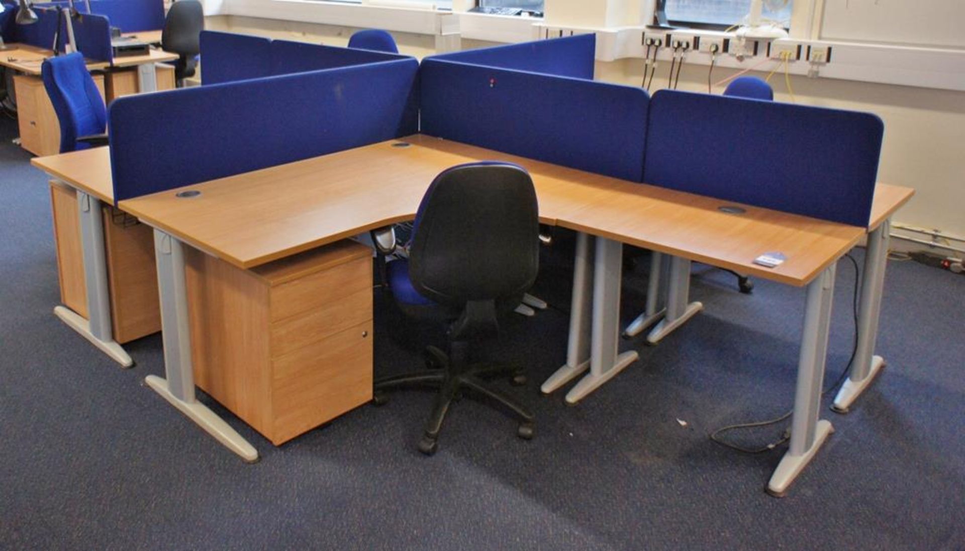 * Oak Effect 4 Person Desk Cluster Comprising of 2 R/H Radius Desks 1600x1200mm, 2 L/H Radius - Bild 3 aus 4