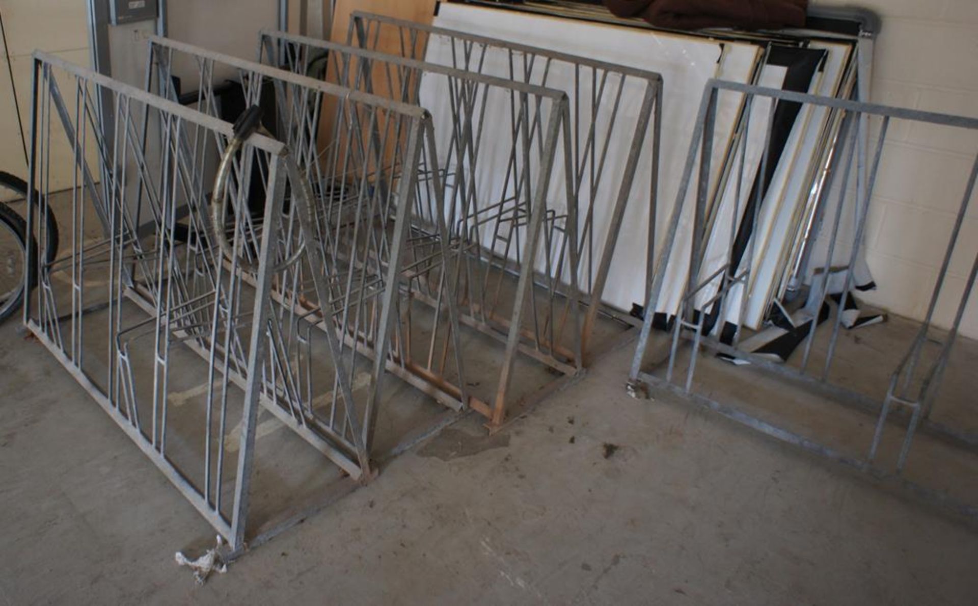 * 12 Various Steel Fabricated Bike Racks Photographs are provided for example purposes only and do - Bild 7 aus 8