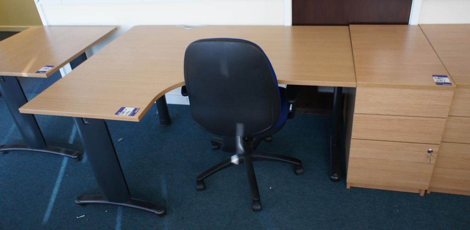 * Oak Effect L/H Radius Desk 1600 x 1200 with Desk High Pedestal 800mm and Upholstered Mobile Office - Bild 3 aus 3