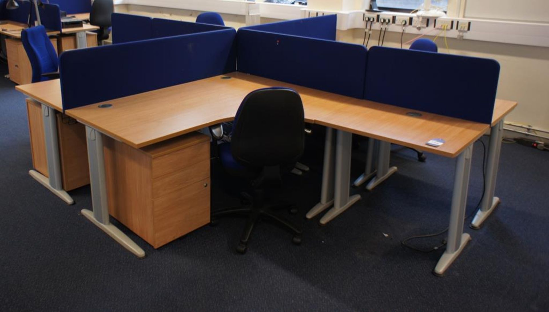 * Oak Effect 4 Person Desk Cluster Comprising of 2 R/H Radius Desks 1600x1200mm, 2 L/H Radius - Image 4 of 4