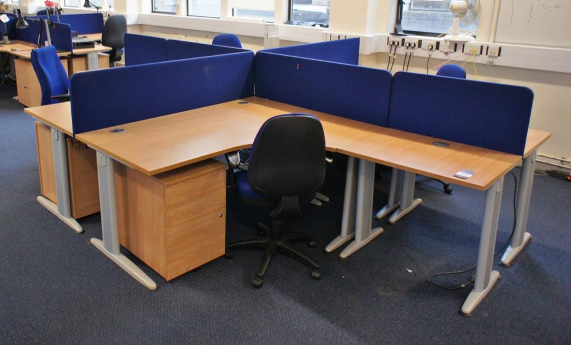 * Oak Effect 4 Person Desk Cluster Comprising of 2 R/H Radius Desks 1600x1200mm, 2 L/H Radius - Bild 2 aus 4