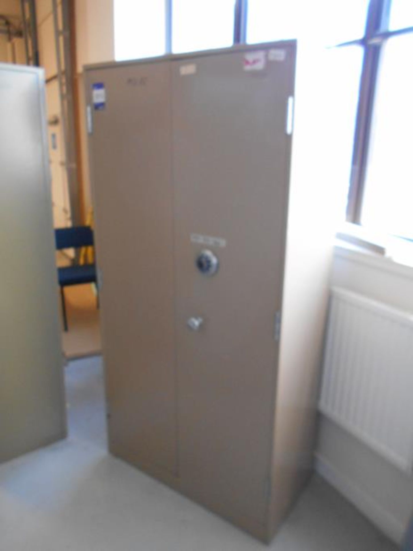 * Heavy Duty Steel secure Double Door Cabinet 1830 x 920 x 450 Photographs are provided for - Image 2 of 2