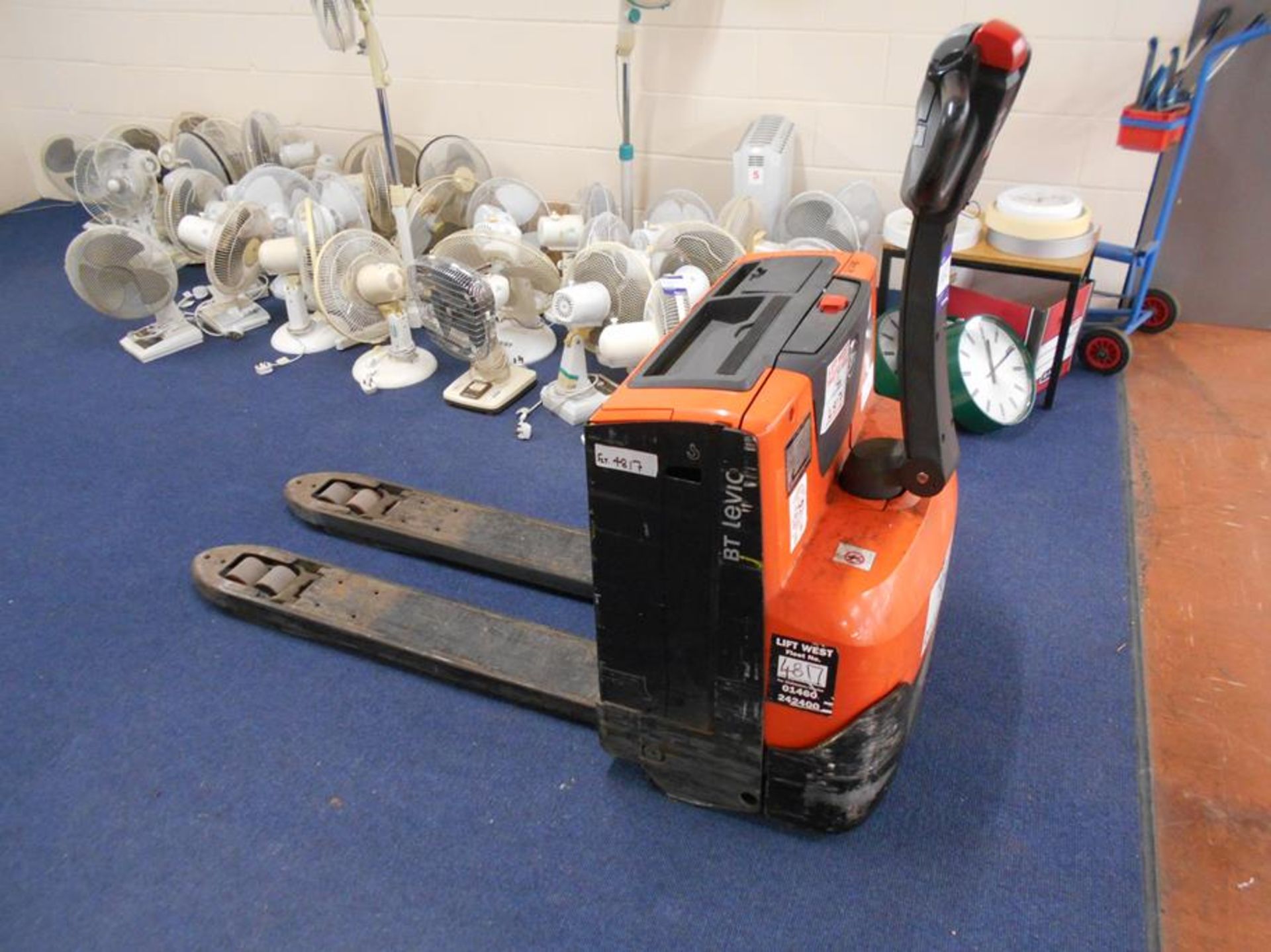 * BT Line 200 Electric Pallet Truck chassis No 6090717. This lot is Buyer to Remove. Collection of - Bild 5 aus 5