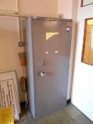 * Single Door Heavy Duty Metal Cabinet 1830 x 760 x 480 Photographs are provided for example
