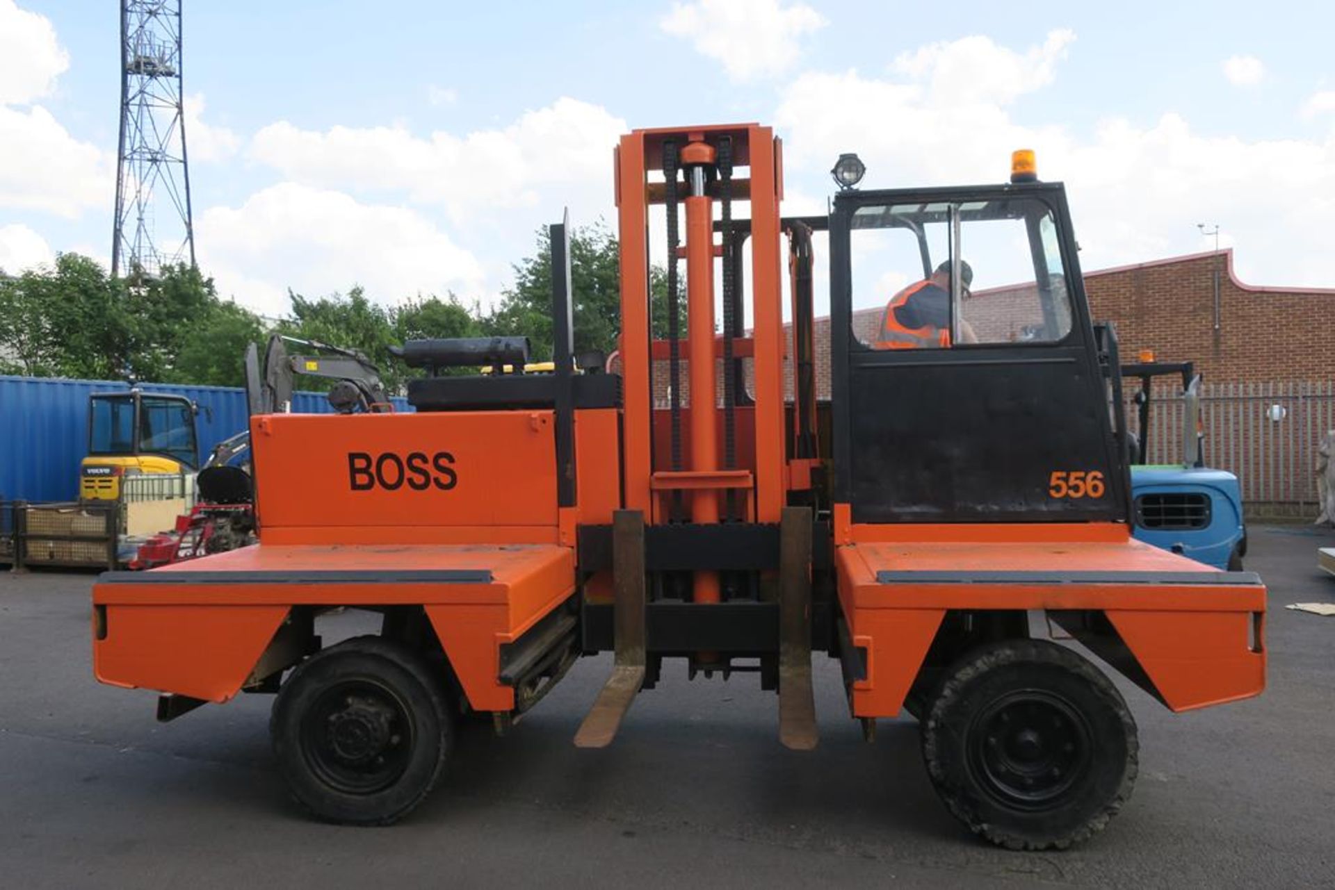 Boss 556-5B3 5000KG Diesel Side Loading Forklift YOM 1995 S/N 025349 max lift height 3300mm - Image 6 of 13