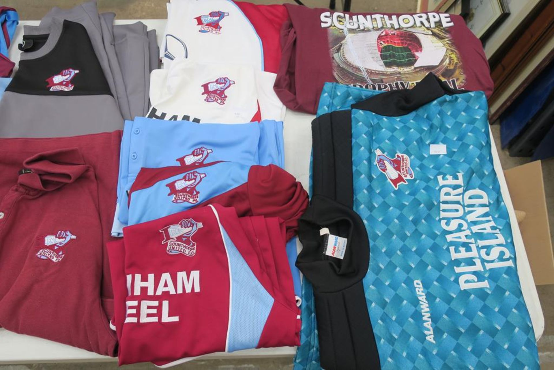 Scunthorpe United Shirts and Sweatshirts - Image 3 of 3