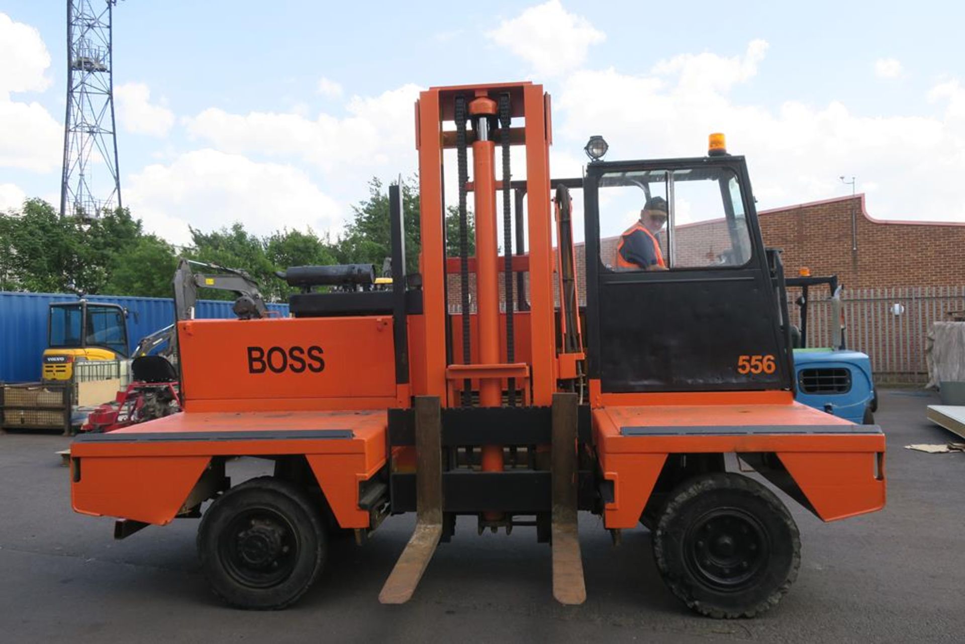 Boss 556-5B3 5000KG Diesel Side Loading Forklift YOM 1995 S/N 025349 max lift height 3300mm - Image 4 of 13