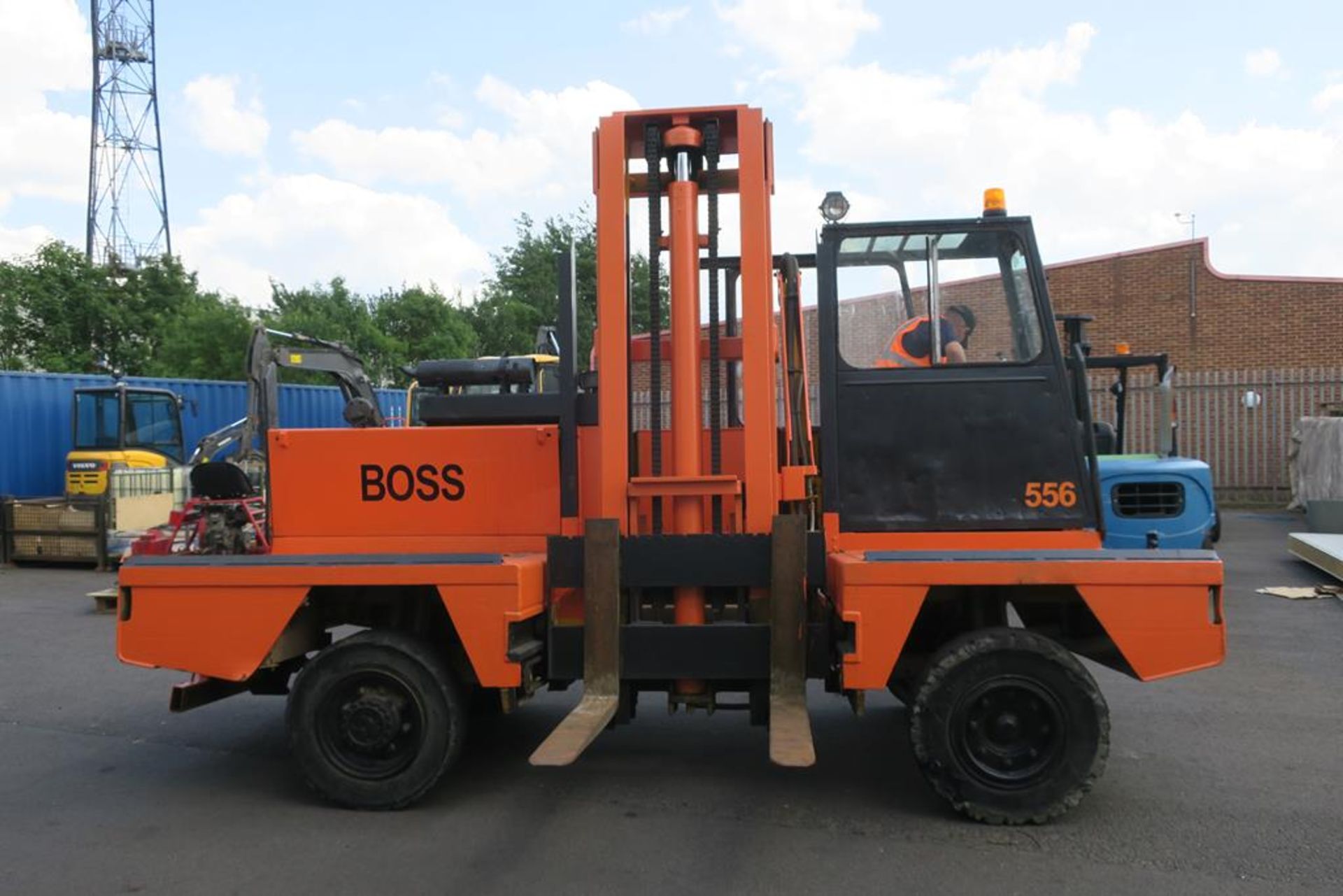Boss 556-5B3 5000KG Diesel Side Loading Forklift YOM 1995 S/N 025349 max lift height 3300mm - Image 3 of 13