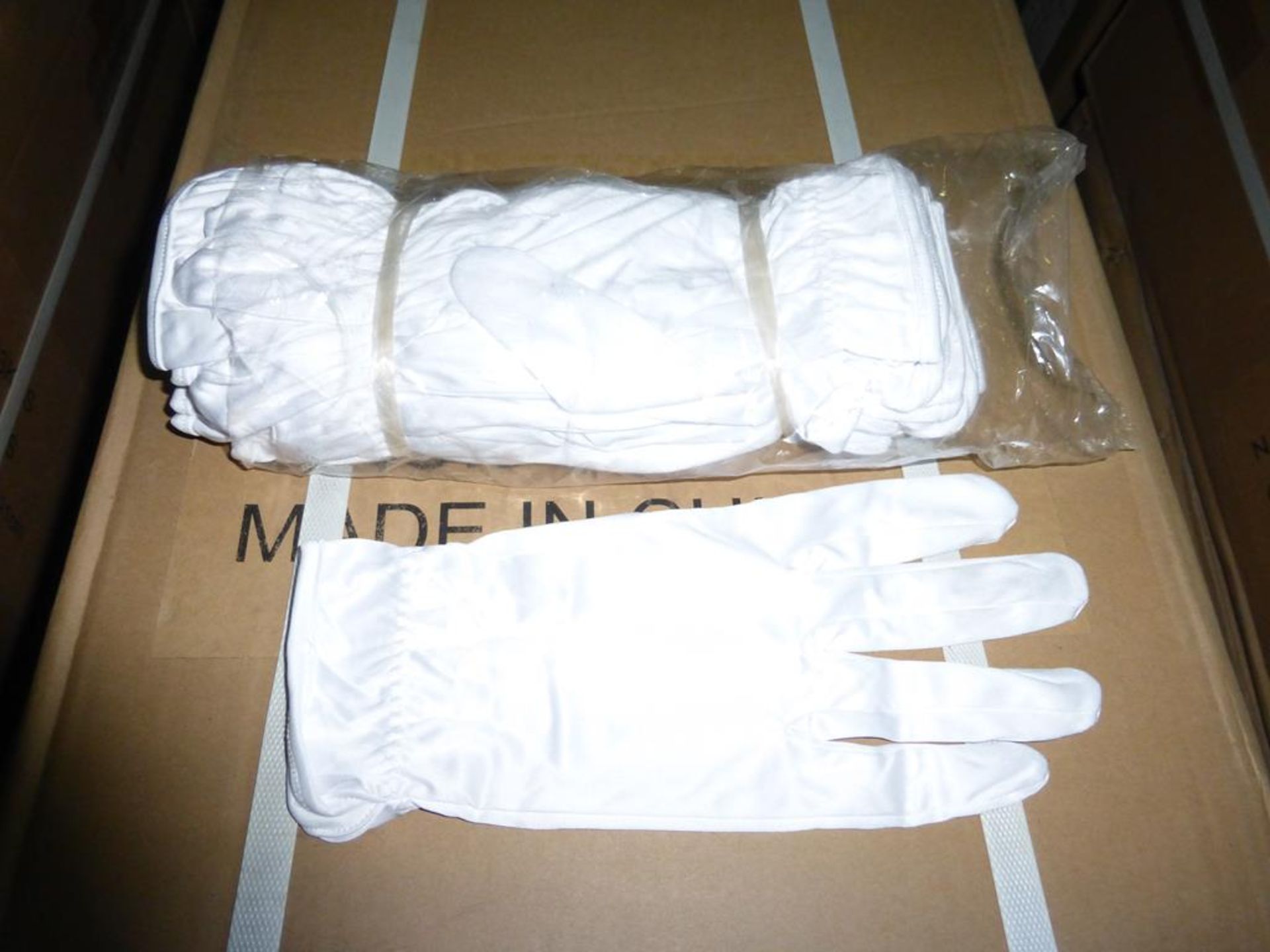 Approx 10000 Pairs (20 Boxes) Micro Fibre Gloves - Image 2 of 2