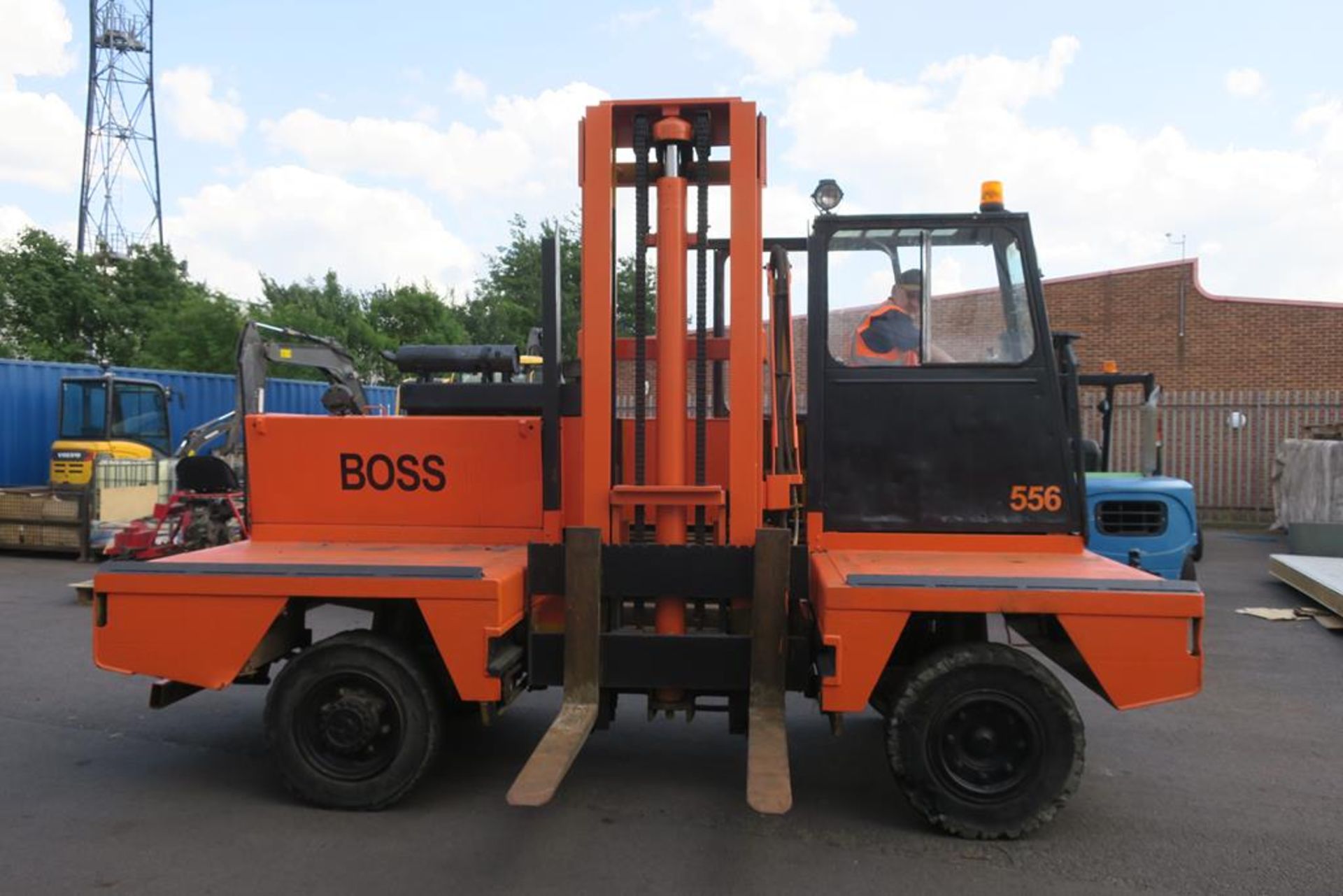 Boss 556-5B3 5000KG Diesel Side Loading Forklift YOM 1995 S/N 025349 max lift height 3300mm - Image 8 of 13