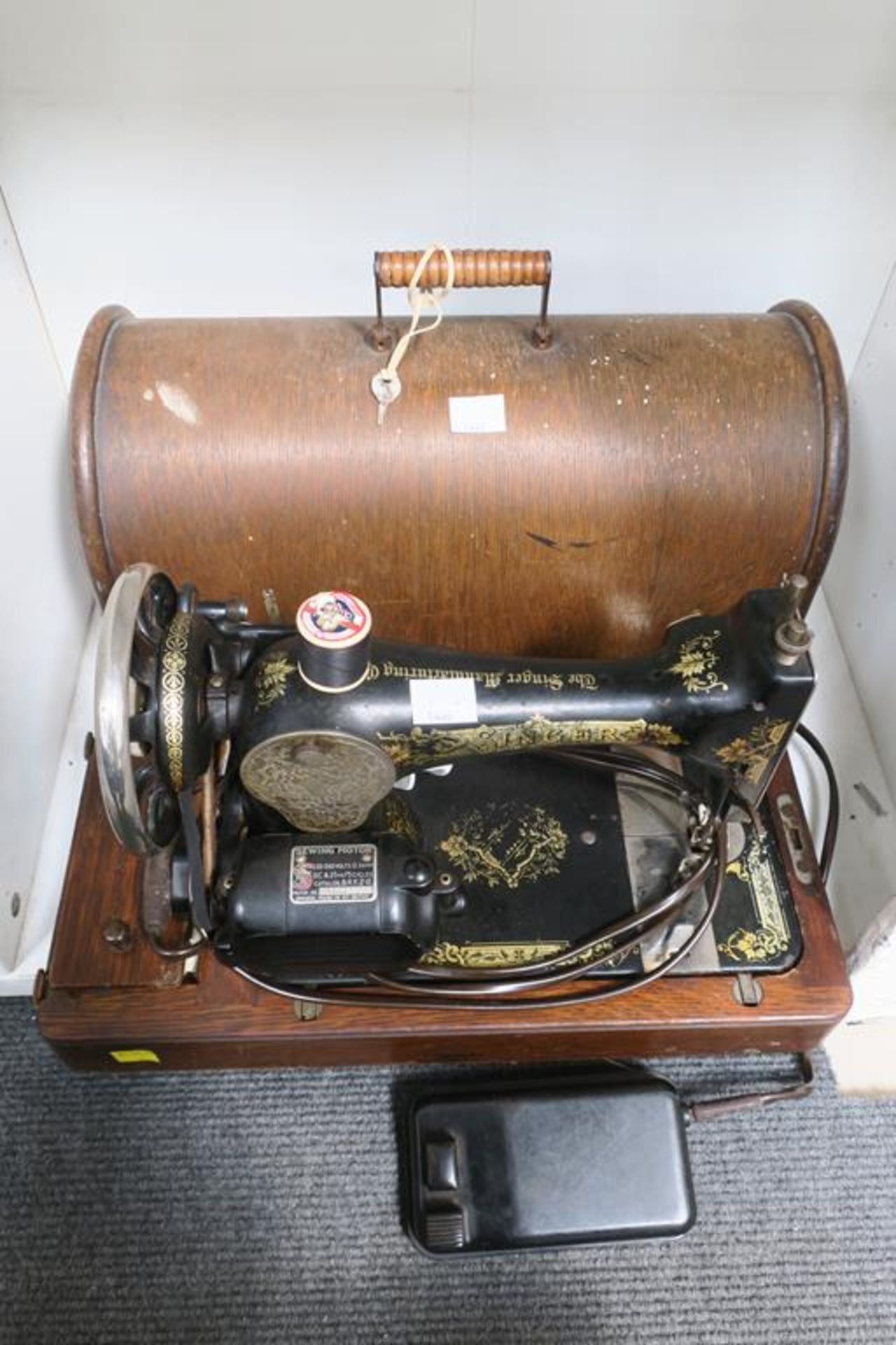 Singer Sewing Machine with Case