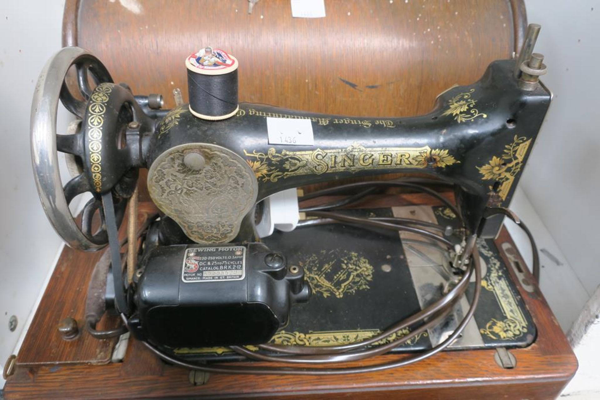 Singer Sewing Machine with Case - Image 3 of 3