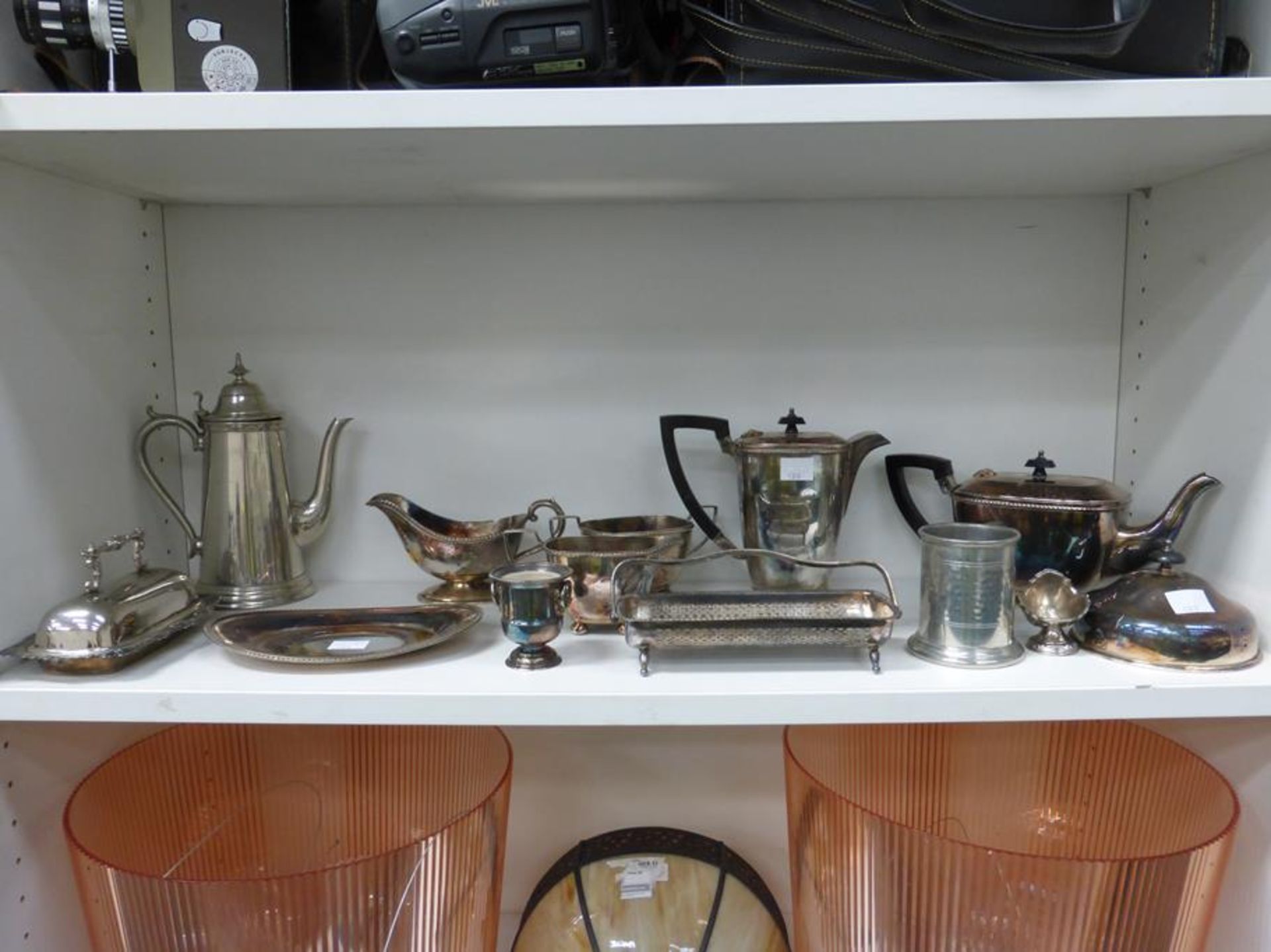 A Selection of Metalware to include an Oneida Silver Plated Dish etc (est £20-£40)