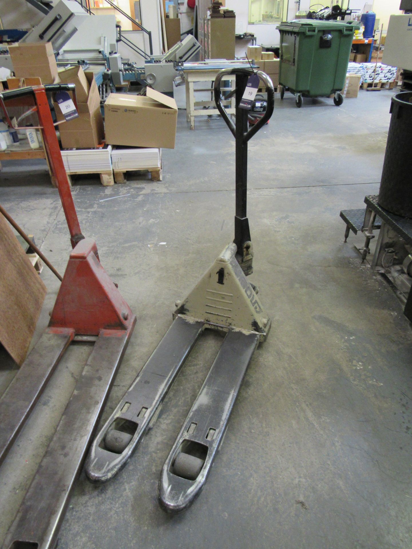 Crown Pallet Truck, 900mm Tines