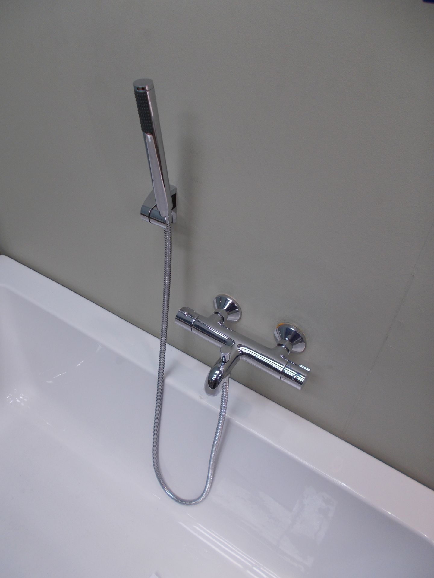 Freedome left hand bath and panel. RRP £622 - Image 2 of 3