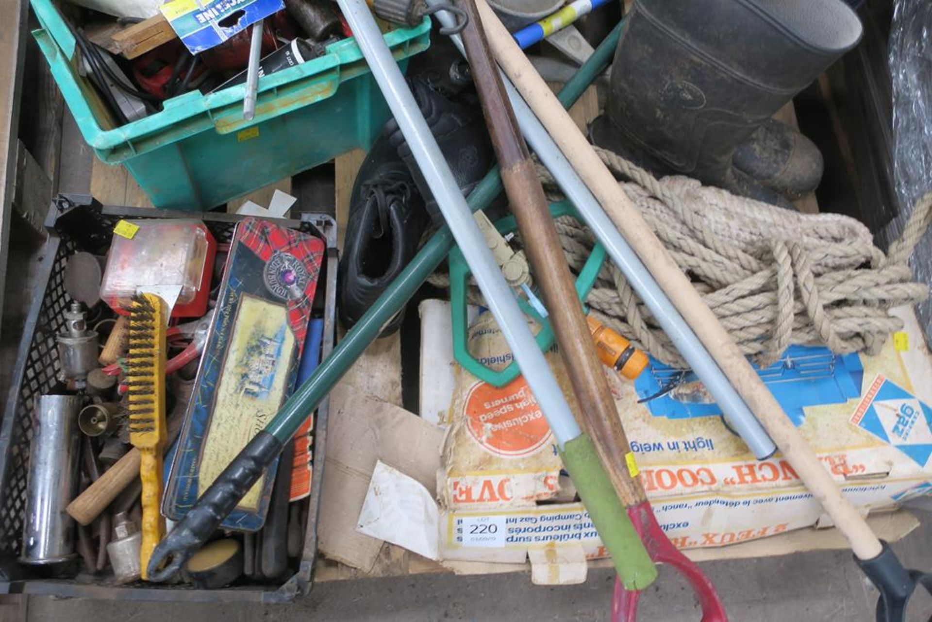 Pallet to include Gardening and Garage Hand Tools - Image 3 of 3