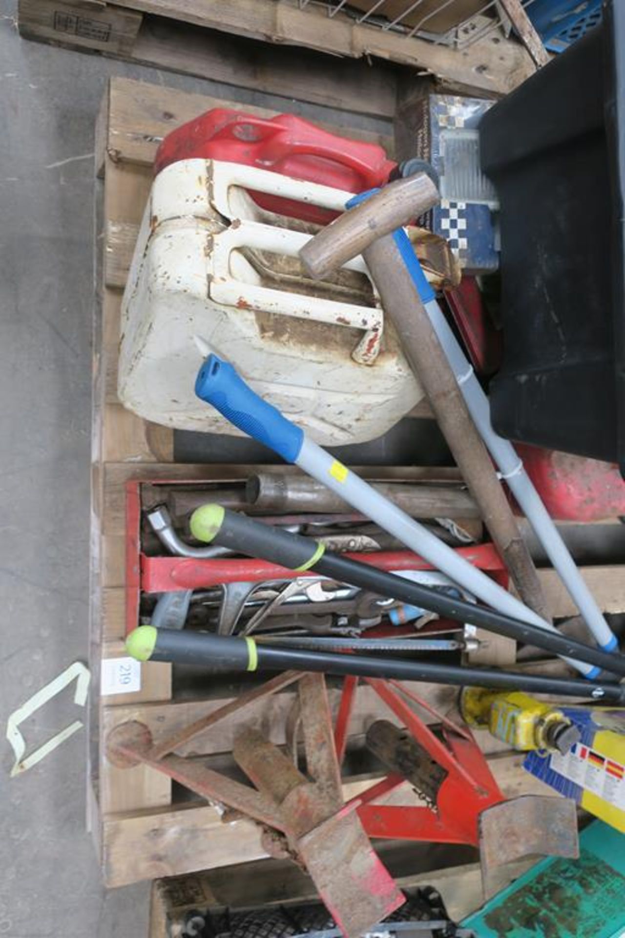 Pallet to include Gardening and Garage Hand Tools - Image 2 of 3