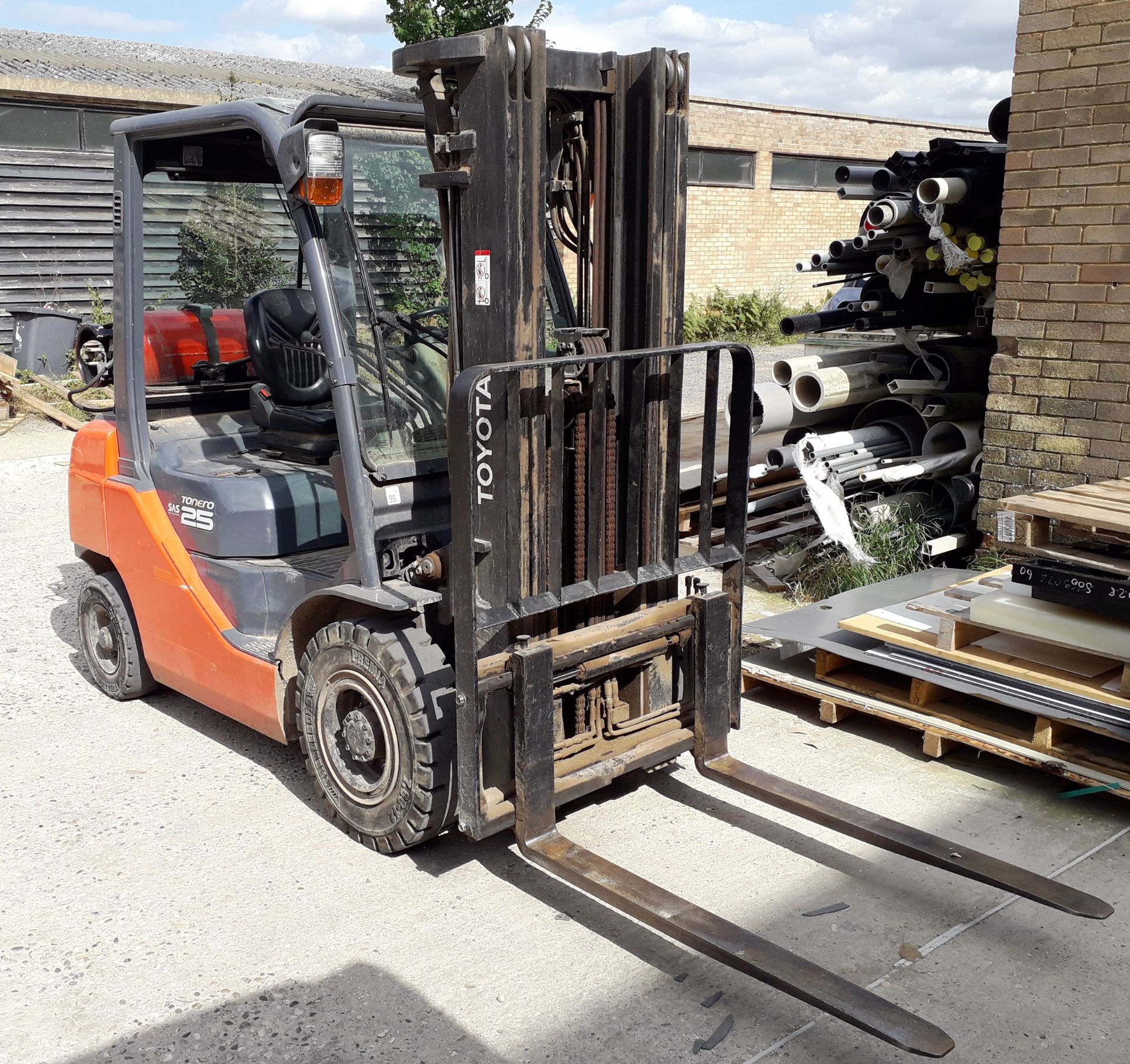 Toyota Tonero 8FG F25 LPG Forklift Truck, 2500kg capacity, approximately 6225 hours, frame number