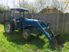 Ford 3000 Tractor (1966) with cab and bucket, com
